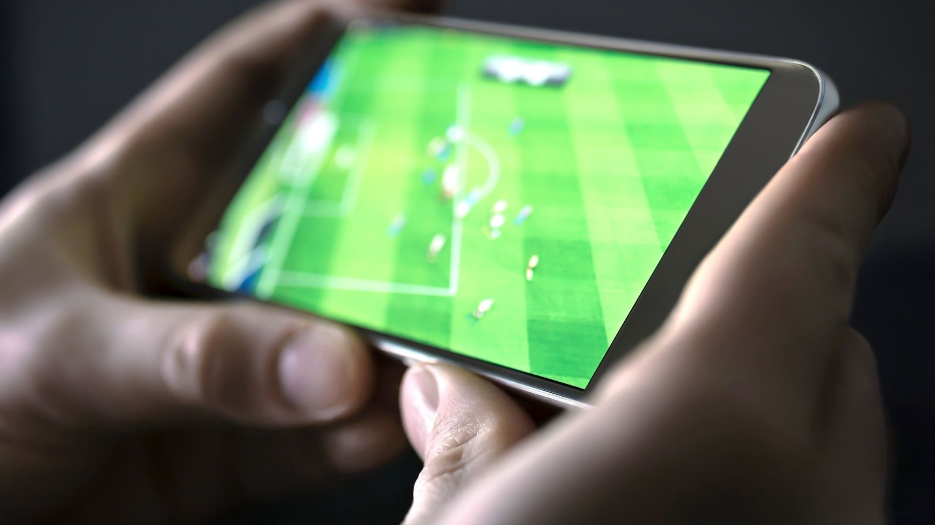 Como baixar o aplicativo para assistir futebol no celular?